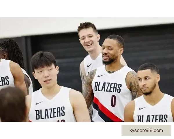 开拓者全家福大合照：杨瀚森C位领衔，利拉德昔日位置成回忆